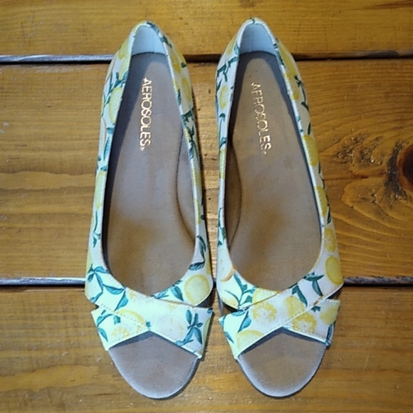 Aerosoles Silver Platter Open Toe Wedge Heel. 8 M. White,Yellow,Green Citrus - Picture 2 of 9